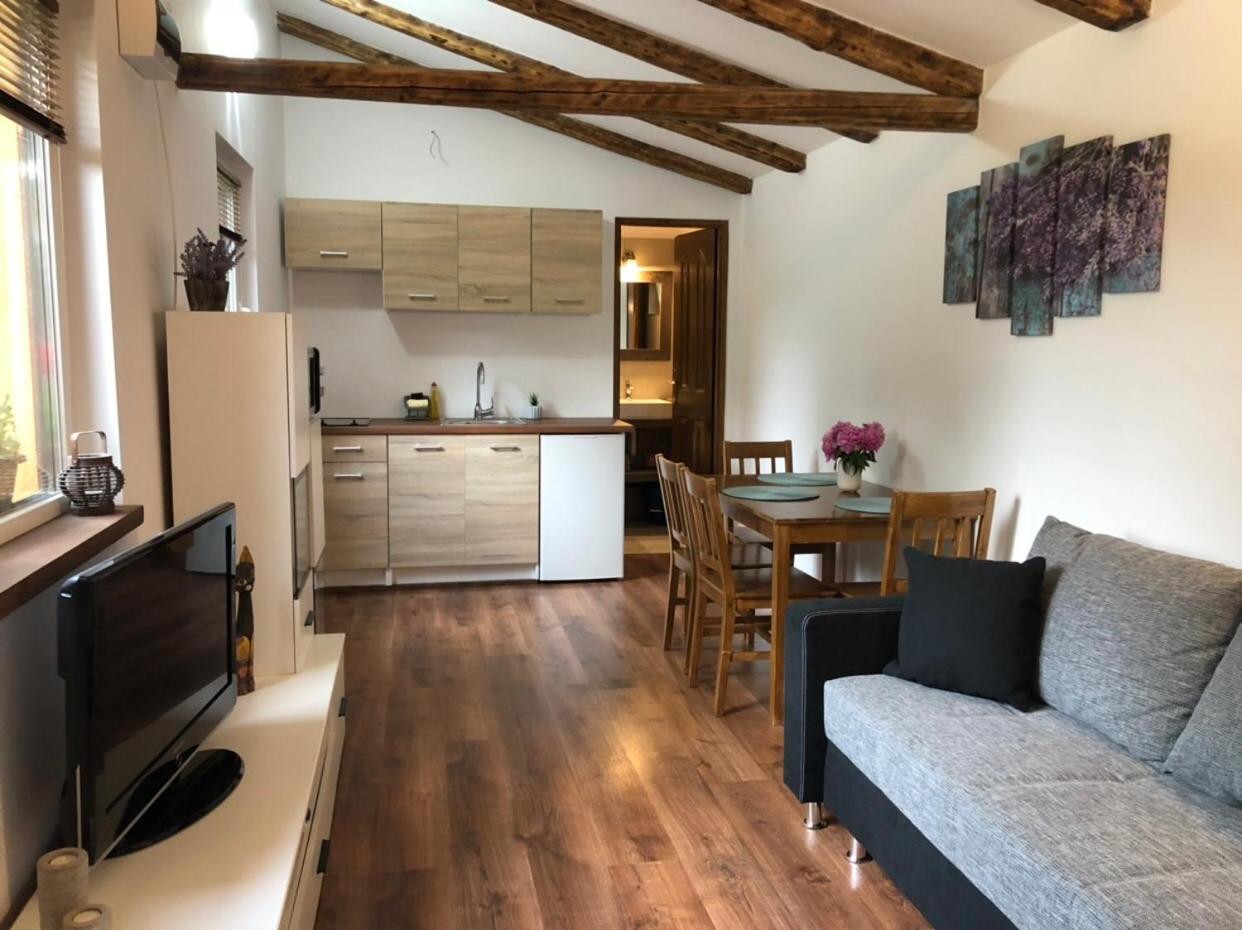 Tulipán Apartman Eger Esterno foto