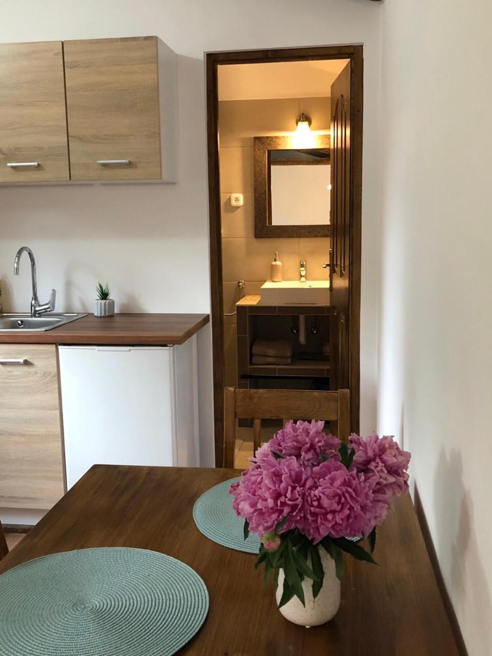 Tulipán Apartman Eger Esterno foto