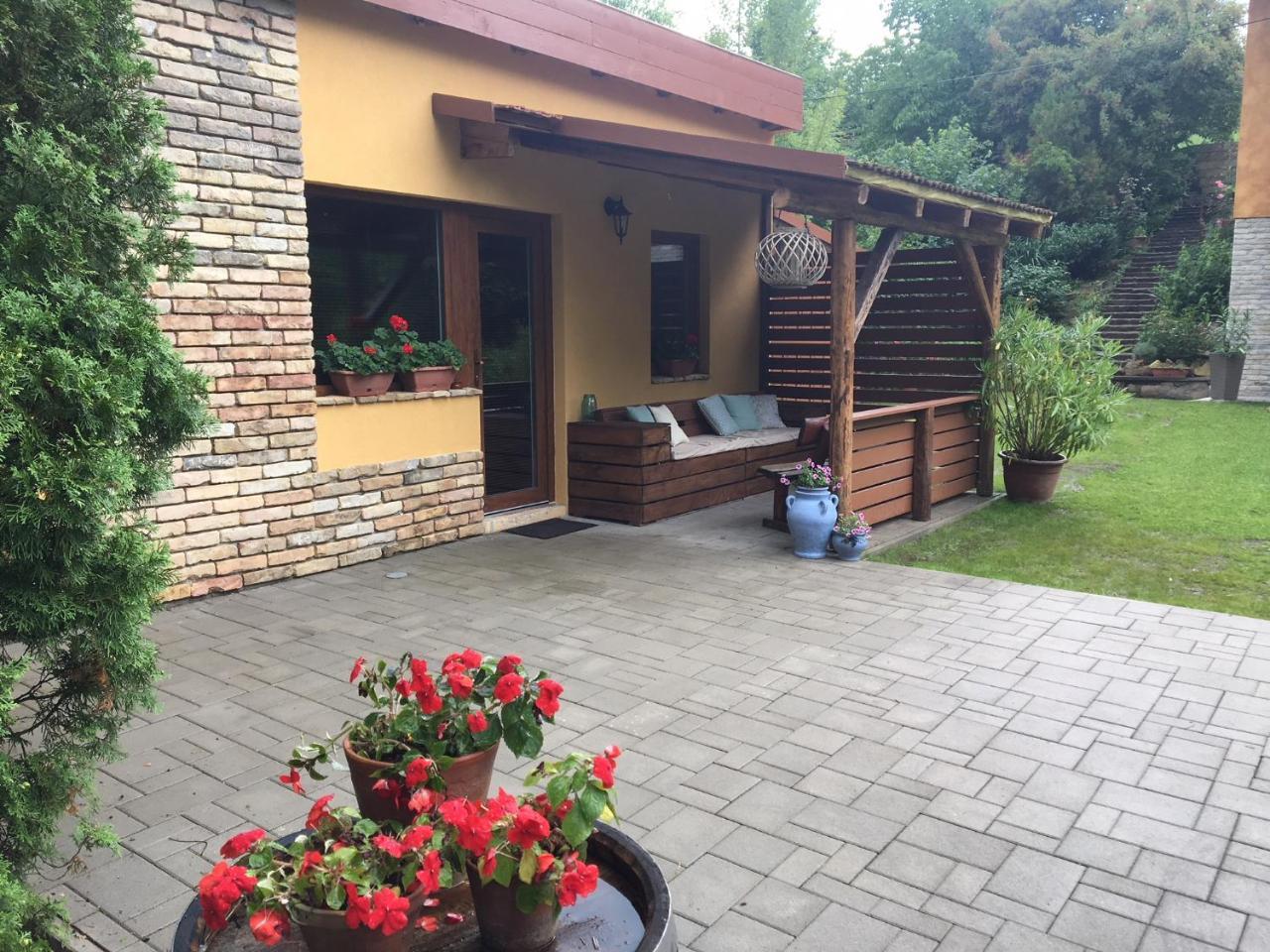 Tulipán Apartman Eger Esterno foto