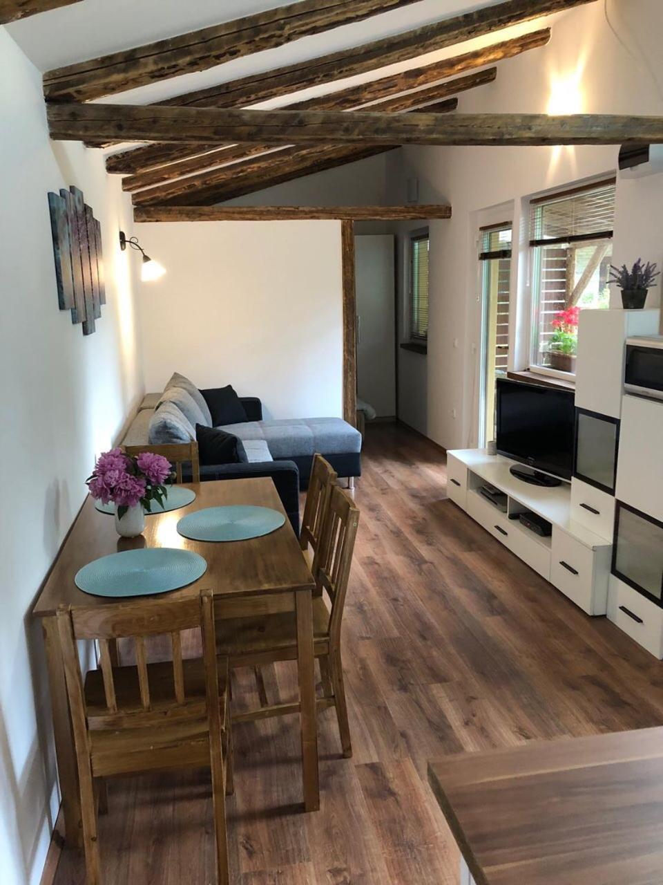 Tulipán Apartman Eger Esterno foto